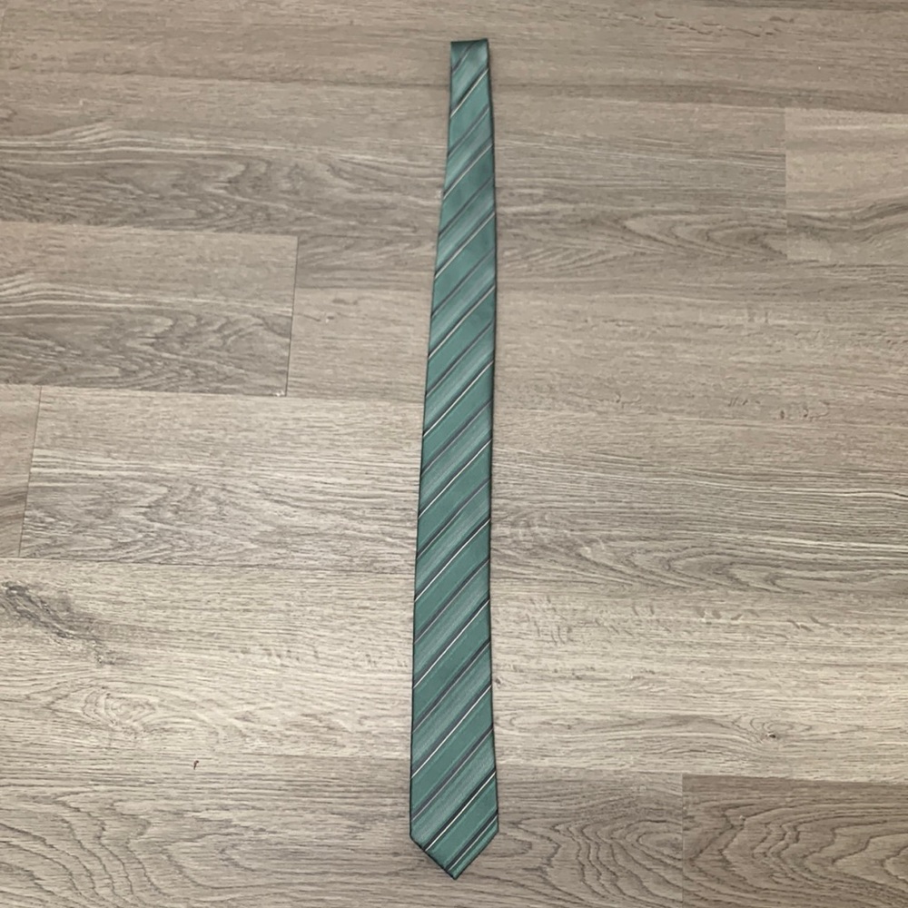 Kenneth Cole Reaction 100% silk tie - green